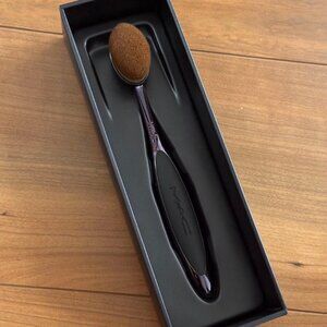 MAC Cosmetics Oval 6 Brush